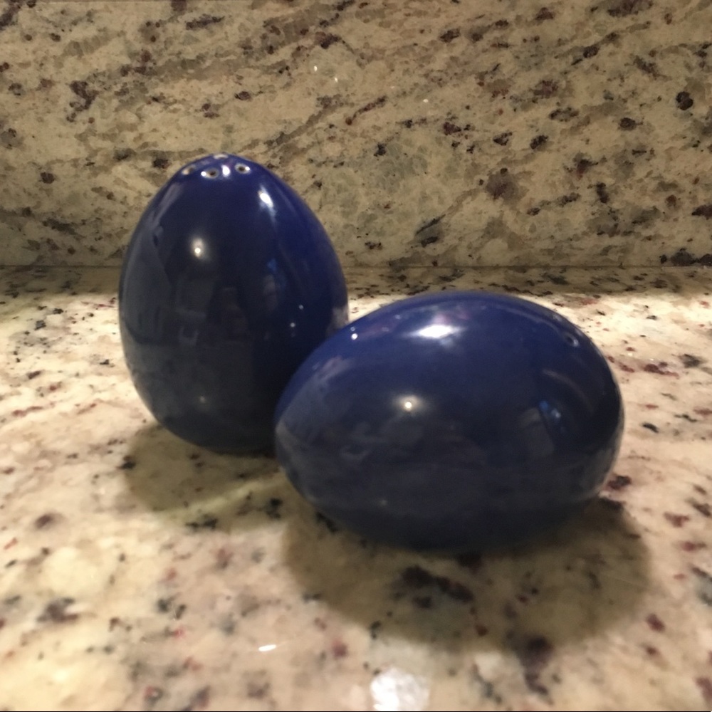 BLUE TAYLOR & NG EGG SALT AND PEPPER SHAKERS 1992